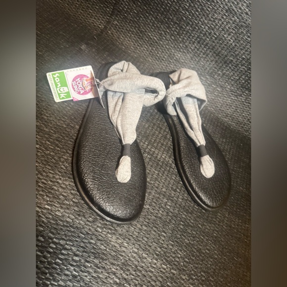 Sanuk Shoes - NWT Sanuk Yoga Black and Gray Sandals